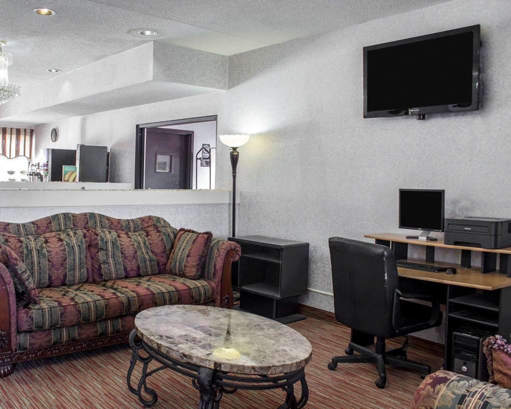 Clarion Pointe Hotel Archdale Interior photo